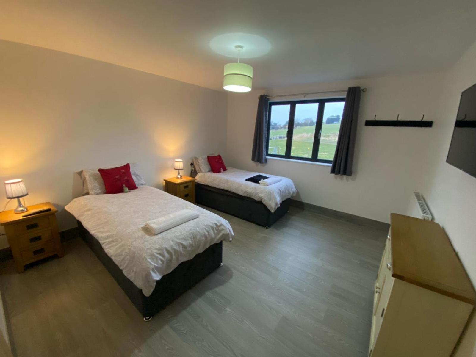 Fairview Farm Holiday Accommodation 14 Luxury Lodges, Cabins, Dog Friendly, Suitable For Couples, Families And Groups, Wedding Guests , Corporate Events, Sleeps 2-65 Guests In Ravenshead, Nottingham Near Sherwood Forest, Set In 88 Acres Eksteriør bilde